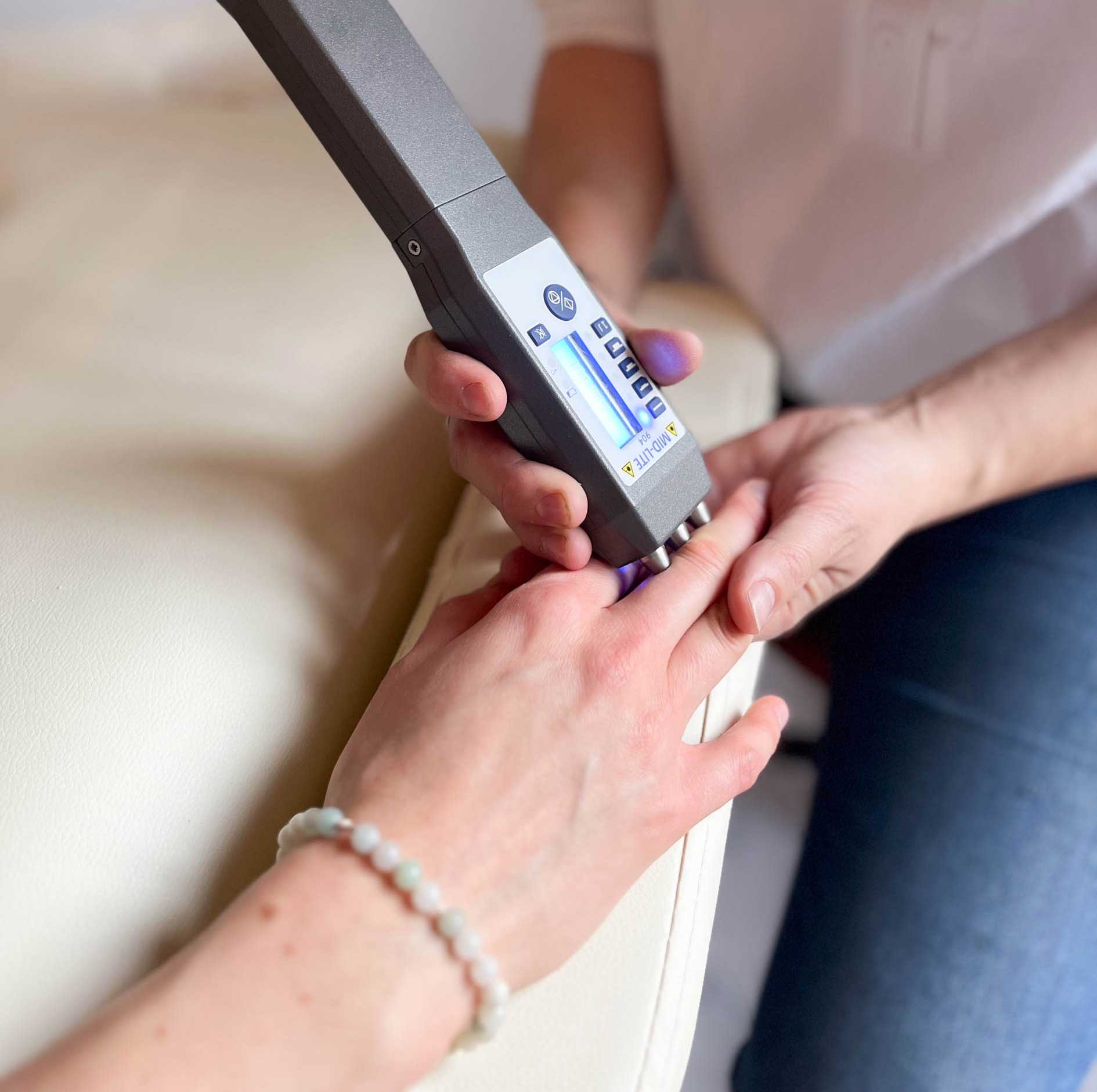Medicinsk laserbehandling av en hand med artros